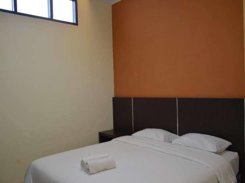 Oyo 1631 Aristo Home Makassar Exterior photo