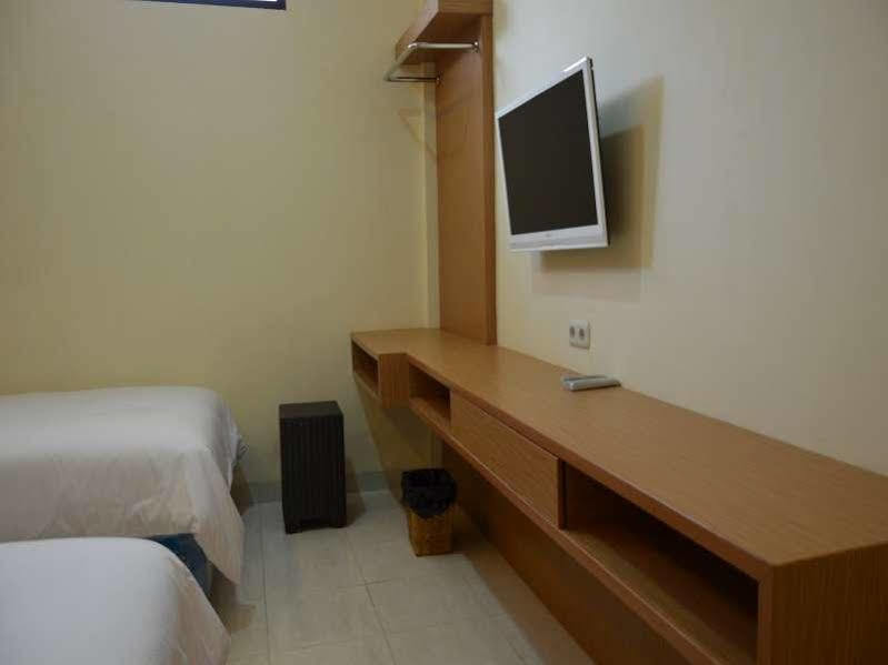 Oyo 1631 Aristo Home Makassar Exterior photo