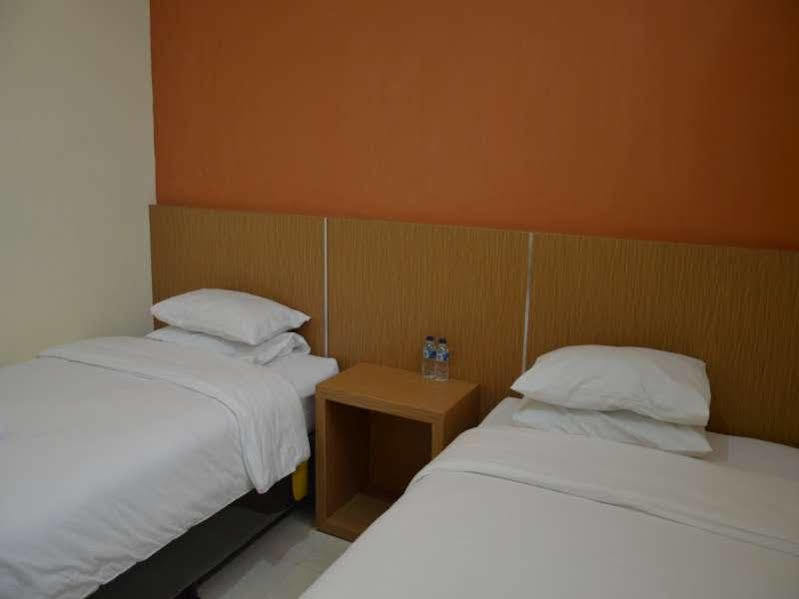 Oyo 1631 Aristo Home Makassar Exterior photo
